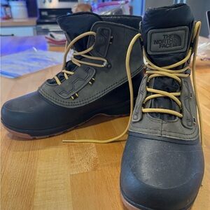 The North Face waterproof snow boots 🥾 size 8 women’s! Like NEW!